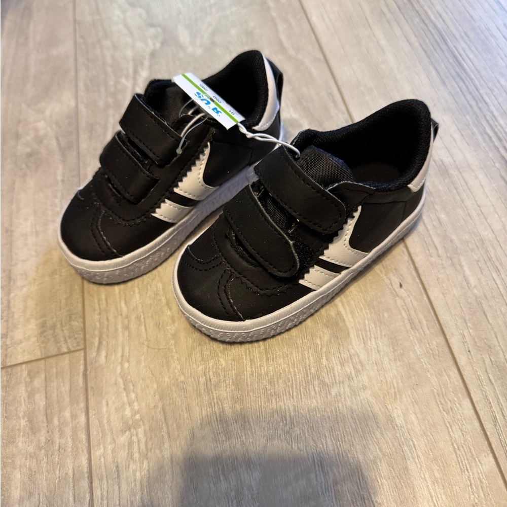 Velcro baby shoes